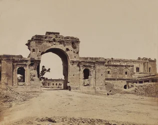 Zerstörtes Tor, ca. 1858 (Sepia-Foto)